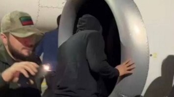 Китаец бросил в двигатель самолёта монетки "на удачу" и задержал рейс на несколько часов