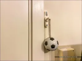 Для чего нужен странный мячик на двери отельного номера в Швеции?

Ответ: Горничные используют эту вещицу во время уборки номеров, чтобы не нужно было открывать дверь мастер-ключом, т.к. дверь доводчиком закрывается автоматически.

Так бы написал я. Что со мной не так?