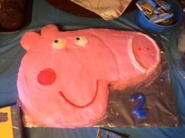 По моему это девушка над мамой прикалывается .. собрала фотки из инета (на этом сайте такие шедевры тоже попадаются) и ловит реакцию мамы на фотки ..