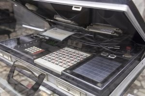 О, это же черно-красный квадрат с психологических тестов для летчиков и космонавтов.
Видимо, чемодан - это эдакий электронный экзаменатор.