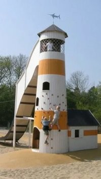 Ну... Верхние зацепки явно выше пары ростов этих детей. 

Вот, нашёл такую фотку: