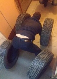 Когда девушка решила помочь парню поменять колеса