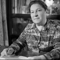 Вот блин... Всё детство мне читали её стихи, и я читал сестре, потом своему сыну. И сложился в голове определённый образ. Я почему-то думал, что это какая-то очень красивая, нежная и воздушная тётенька вроде Людмилы Сенчиной... А оказалось, это повариха из школьной столовой...
Реальность, это боль...