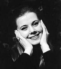 Вот блин... Всё детство мне читали её стихи, и я читал сестре, потом своему сыну. И сложился в голове определённый образ. Я почему-то думал, что это какая-то очень красивая, нежная и воздушная тётенька вроде Людмилы Сенчиной... А оказалось, это повариха из школьной столовой...
Реальность, это боль...