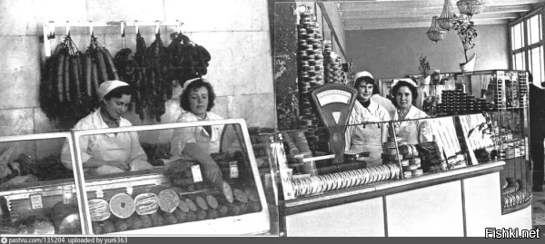 Дебил, фотографировать еду в моду ввели гораздо позже такие гении, как ты. А тогда фотографировали другие вещи.

Но 2 секунды поиска и вуаля.