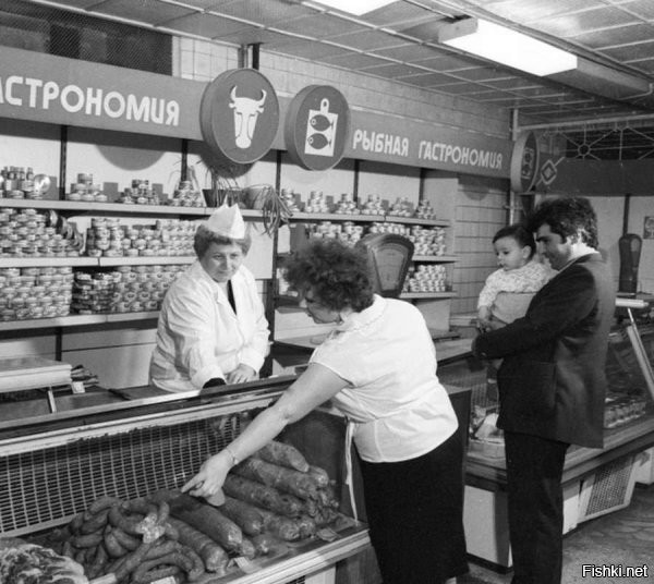 Дебил, фотографировать еду в моду ввели гораздо позже такие гении, как ты. А тогда фотографировали другие вещи.

Но 2 секунды поиска и вуаля.