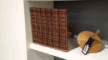 "Я расставила книги по цветовому градиенту!"
"А х ты ж моя библиотекарка!"