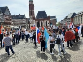 Жизнь бомжей в Европе: переводы на карту, спальники из Декатлона и даже памятник в их честь