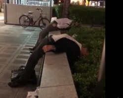 Уставший работник, после того, как перевел дыхание, пошел дальше....