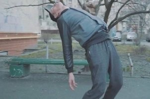 Уставший работник, после того, как перевел дыхание, пошел дальше....