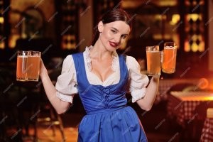 Вот удобное устройство для переноски двух кружек пива ( в данном случае четырёх)