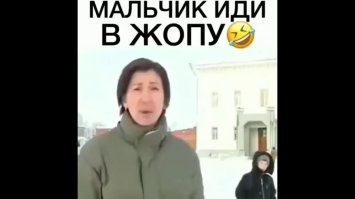 Журналистка&nbsp;подверглась нападению птицы во время съемки новостного сюжета