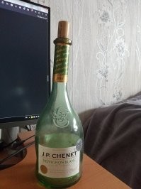 У меня есть эта бутылка 5-6 лет, стоящая в винной стойке. В большинстве случаев она пустая. Но, несмотря на это, она достаточно искривилась, чтобы ее можно было увидеть невооруженным глазом.