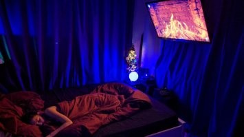 По началу возможно есть в этом прикол, но если не быть скуфом, то хочется и чувствовать себя достойно после трудовых подвигов и женщину к себе привести, чтобы приятно время провести.
Поэтому со временем мужское обиталище может преобразиться.
Это к примеру моё.