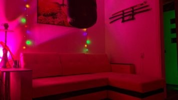 По началу возможно есть в этом прикол, но если не быть скуфом, то хочется и чувствовать себя достойно после трудовых подвигов и женщину к себе привести, чтобы приятно время провести.
Поэтому со временем мужское обиталище может преобразиться.
Это к примеру моё.