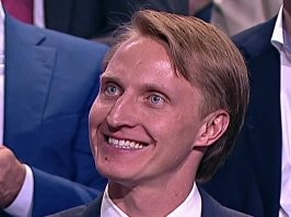 "Во-первых, как странно, что взрослый мужик искренне радуется тому, что он оказался на голливудской премии"
Ничего странного, некоторые взрослые мужики радуются при виде своего кумира вплоть до судорог мышц челюсти.