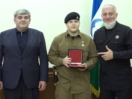 Кавказец?
Это у них привычка руку пистолетом выставлять.