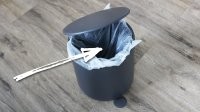 У меня пакет уже нацеплен на ведро. Фото из интернета