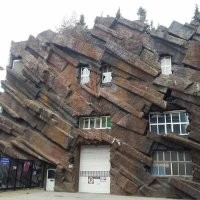 Вполне приемлемо, обычный дом с оригинальной отделкой.