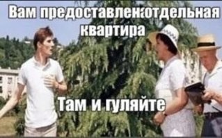 В Санкт-Петербурге парень выгуливает собаку по карнизу перед окнами соседей