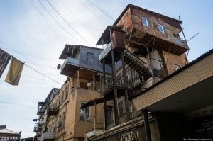 В южных республиках увлекаются расширением жилплощади.
На фото: 
Самострой в Грузии.