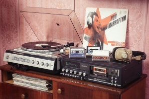 У, мажоры... А у меня был старенькая радиола на ножках Урал и только...