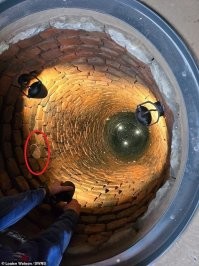 Это дренажный колодец - отводит почвенные воды с нежелательных мест (например, от фундамента дома).
Во вторых, колодец не такой старый: пластиковая труба таки присутствует.