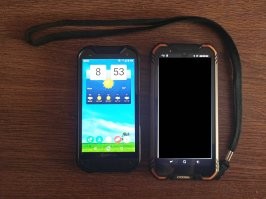 И скажу больше - делает ох*енные телефоны!
Я второй уже юзаю, не убиваемый.
Жаль с санкция они вообще прикрыли все ручейки к нам.
Слева мой Куосера, справа служебный Додж