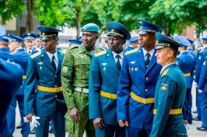 Метро не Фрунзенское, Московское. В метро на станции Фрунзенская...
Иностранные офицеры ВС дружественных стран обучаются на спецфаке Военной академии им. Фрунзе. Равно, как в военных училищах на спецфаках обучаются курсанты этих государств. ..,кроме военных республики Беларусь, которые не считаются "иностранцами" и обучаются в общих ротах. 
На фото выпуск в РВВДКУ.