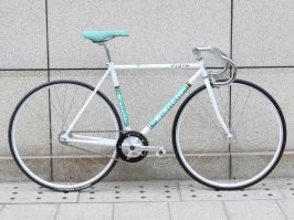 Вообще-то так и есть (для гоночных велосипедов). Чем тоньше колесо, тем меньше пятно контакта колеса с дорогой и соответственно трение. Больше энергии идёт в движение и меньше сопротивление воздуха.