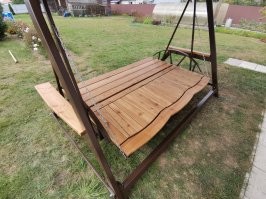 Спинка регулируется по звеньям цепи, вплоть до лежачего положения. В данном положении когда садишься вперед не уходит, с центром тяжется вроде все норм, я их 2 месяца проектировал.