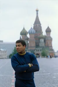 «Я немного нервничал, когда приземлился в Москве. Думал, что увижу страну в руинах, с толпой мрачных людей, мыслящих как роботы, и агентов КГБ, которые будут следить за каждым моим шагом. Вместо этого я увидел страну, населенную сотней национальностей, которые живут дружно. Я видел только одного полицейского, у которого не было оружия. Здесь нет преступности, нет проституток и нет гомосексуалистов».

Мохаммед Али, 1978 год