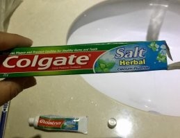 Так это не вкус соли. Это соль и травы. Зубная паста для людей с воспаленными деснами.  Успокаивает воспаление  слизистой оболочки полости рта. Еще в советское время делали всякие Поморины для этой цели.