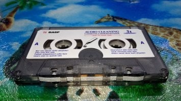 Да вон рядом тампончики! У меня чистящая кассета была! Брат из Афгана, вместе с мафоном припер! Там в комплекте жидкость была, потом кончилась и на спирт перешел! В аптеках продавался.