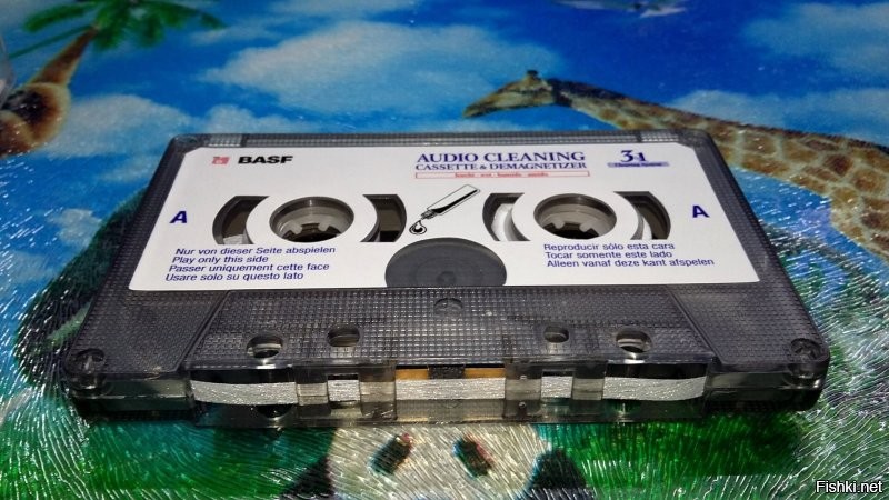 Да вон рядом тампончики! У меня чистящая кассета была! Брат из Афгана, вместе с мафоном припер! Там в комплекте жидкость была, потом кончилась и на спирт перешел! В аптеках продавался.