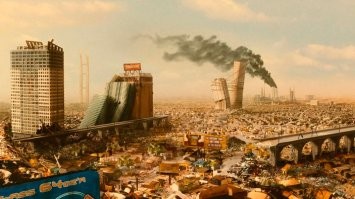 Если кто-то думает что не приделах - он сильно ошибается. В этом безумии пластика участвует каждый. Все кто покупает креативные и не очень упаковки, потом их выбрасывает. Сейчас чуть ли не каждую булочку и картофелину в пакетик заворачивают. Йогурты, сметаны - уже по 2 столовые ложки в упаковку свою и т.д. В любом супермаркете пакетик, в пакетик и в большой пакетик. Потом это всё в мусорку.
Сейчас каждый второй имбецил тут Грету Тунберг будет поминать, типа дура и прочих экоактивистов. А тем временем горы мусора из пластика растут и всем пох, что мы оставим своим внукам.