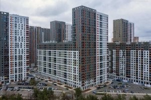 В Подмосковье давно уже стоят такие человейники, с квартирами студиями, по 15м2 и ценой 7 лимонов.
Только у нас уже отказались и от балконов, потому это выглядит опрятнее чем в Гонконге, го сути дела не меняет