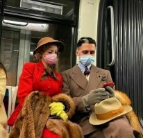 Гарантию даю что это туристы , у фуфловой башни таких пруд пруди и еще если девушка типа в берете она сразу думает что она парижанка :)) В Париже как в Брюсселе Паранжа в моде и арафатка :)