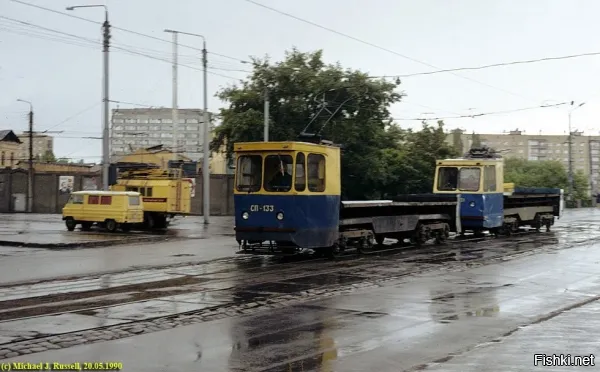Ещё только 1990-й год. А трамвай уже в жёлто-синий перекрасили.
