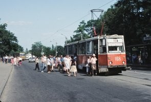 Я тогда учился на втором курсе сельхозинститута. На фотке себя не ищу, я по Луганску передвигался на троллейбусах