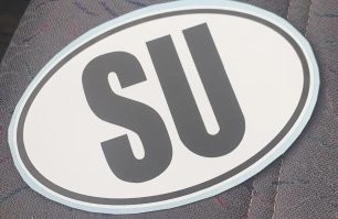 В те стародавние времена "древней развитой цивилизации", Поездки за границу на личном автомобиле не сильно были "популярны". поэтому отсутствие букв, схожими по начертанию с латинскими ни кого особо не волновало. 
В случае необходимости в такой поездки, можно было обратиться в ГАИ и получить номер с нужными буквами.
Особый предмет гордости - наклейка SU. Обладатель её в 99% точно бывал за кордоном.