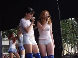 Безобразие какое! Надо пересмотреть пару клипов.