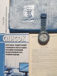 Приветствую всех!
В книге Максима Печеника "Учебник яхтенного кругосветчика или офисный планктон уходит в океан" есть специальный раздел про связь на море, соавтором которого выступил я. Там указаны все частоты (КВ и УКВ) для организанции аварийной радиосвязи. Кроме классических видов связи отдельно указаны частоты и для цифровых видов (Distress DSC).

Ещё есть хорошее наставление и от наших друзей из Ассоциации шкиперов "VHF: радиооператор морской связи УКВ". Там кроме УКВ указаны ещё и КВ частоты для аварийной радиосвязи, а ещё много-много всего по теме (Возможности международного цифрового вида связи DSC используемого на море - как на КВ, так и на УКВ. Обязательная процедура перед выходом в дальний поход - программирование в КВ и УКВ радиостанцию индивидуального идентификатора судна MMSI. И другая полезная информация).

Между тем, многие используют Winlink
(Winlink Global Radio Email) для обмена e-mail на КВ - с бесплатным виртуальным модемом или быстродействующим модемом PACTOR. Кроме обмена e-mail в системе Winlink можно запросить и получить прогноз погоды (файл GRIB) для нужного Вам района на необходимый период.

С 2020 года активно развивается отечественная коротковолновая комплексная система связи (КСС) для Арктики и труднодоступных территорий РФ, одним из авторов создания являюсь я. В июле 2020 года система "КСС" впервые тестировалась с моим участием на Крайнем Севере в ходе экспедиции "Край Гыданской земли", промежуточной точкой которой был остров Шокальского. В КСС на КВ кроме обмена данными предусмотрено и аварийное уведомление - кнопка SOS.

С 2024 года мы начали тестировать систему "КВ-ПЕЙДЖЕР" российской разработки, там тоже есть аварийный маяк.

Не стоит забывать и про международную радиолюбительскую аварийно-спасательную службу (РАС). К примеру, радиооператоры РАС каждый день в 10:00 (МСК) принимают аварийные радиограммы на 14,347 МГц.

Будем на связи!

Чтобы выйти в море, требуются сертификаты. Чтобы вернуться, нужны знания.