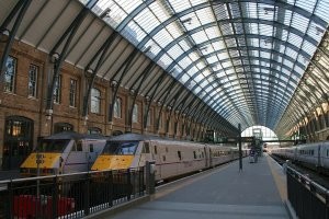 побуду занудой...
это не станция скоростных поездов London King's Cross Station .
это метро в Лондоне.
я это утверждаю, так как был и в метро и в King's Cross .
на вагоне надпись 
 Underground
это метро !
свод потолка на видео посмотрите.
первые две картинки _ метро, третья - кинг сросс.
мужик молодец
