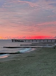 Первое фото- рассвет в Зеленоградске над морем. Второе-янтарный закат, вид  на площади города.