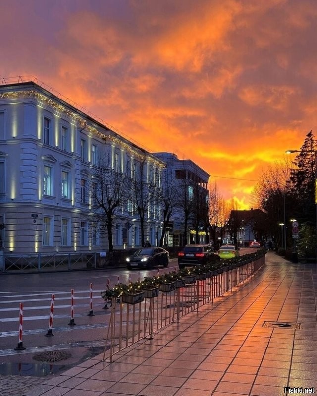 Первое фото- рассвет в Зеленоградске над морем. Второе-янтарный закат, вид  на площади города.