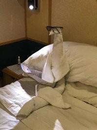 Терпеть не могу подобный "креатив". Я предпочитаю когда полотенце аккуратно лежит. А не вот это вот колхозное творчество. Может у меня что-то с эстетическим восприятием не то?