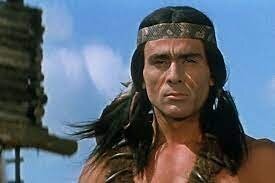 Второй справа похож..