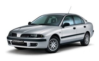 Новосибирск. Площадь в центре города напротив ГУМа. На площади стоит машина. Человек за рулём уже второй день сидит внутри автомобиля и не собирается выходить. В машине он уже провёл ночь, возможно, проведёт и следующую. В машине, которая ему не принадлежит.

Кто же он? Вор? Преступник? Почему его поддерживают обычные граждане и пресса? Почему его не задерживает милиция?

Давайте узнаем подробности этой истории, произошедшей на просторах нашей необъятной в 2002 году.

Компания «Пепси» решает провести рекламную акцию. Аттракцион неслыханной щедрости: на площади перед ГУМом стоит ларёк. Купи напиток – получи купон, который даёт тебе шанс выиграть целую Мицубиси Каризма! В её багажнике лежит бочонок с сотней ключей; один купон – один ключ, покупай Пепси и выигрывай!

Один из предприимчивых новосибирцев по имени Артём, купив на три тысячи рублей всевозможных напитков, получил 200 купонов и начал методично пробовать каждый ключ. Организаторы лишь тихонечко посмеивались – ну какой дурак положит туда настоящий ключ? И ежу понятно, что за два месяца проведения акции кто-то точно его бы вытащил, а машина на тот момент стоила 20 тысяч долларов!

Но какой-то дурак ключ, видимо, положил. Испробовав все ключи, молодой человек пошёл на второй заход. И... внезапно один из ключей открыл машину.

Тут менеджерам стало не до смеха. Моментально они обвинили Артёма в том, что он открыл дверь отмычкой. Он же, в свою очередь, закрыл и открыл машину ещё раз. Поняв по их лицам, что машину ему отдавать никто не собираается, молодой человек сел внутрь машины и закрыл дверь. Ошарашенные менеджеры просто… убежали, пообещав вернуться в течение суток.

Ну вы поняли? Всем вообще было наплевать на правила акции, по которым, между прочим, требовалось немедленно отдать машину победителю, если он откроет её одним из ключей.

Делать нечего – в ожидании представителей компании Артёму пришлось уютненько расположиться в машине, которая вроде как ещё была не его, но уже и не компании. Неравнодушные горожане оказали ему моральную поддержку и даже позвали репортёров.

На следующий день приехали представители компании и попросили ещё раз показать, как он открывает машину. Артём отказался выполнить их просьбу, сославшись на то, что уже два раза открывал машину вчера. Это дико взбесило их руководительницу по имени Татьяна. Она заартачилась и ни в какую не собиралась отдавать ему машину. После очередной перепалки Артём снова остался в машине один.

Вечером того же дня сотрудники автофирмы, предоставившие компании новенькую Каризму, приехали, чтобы забрать её на стоянку. Им молодой человек показал, что машину он открыть может, после чего поехал в полицию, чтобы написать на компанию «Пепси» заявление о мошенничестве.

Через несколько дней Артёма всё-таки вызвали в офис компании, чтобы торжественно вручить сертификат, подтверждающий то, что он выиграл эту машину. Правда, и тут попытались Мицубиси зажать – то на сертификате не было подписей, то подписи были не те… Хорошо, что молодой человек взял с собой юриста, который помог ему решить проблему и всё-таки забрать причитавшийся ему приз. И то, ещё месяц «Пепси» возилась с документами на машину.

P.S. Очень смешно, но та самая Татьяна уже после вручения приза сделала заявление в прессе, где сказала, что якобы «Артём является работником автосервиса», и он как-то там хитро «надавил ключом» так, что машина открылась, и вообще ключ к машине не подходил, а настоящий ключ лежал в бочонке. Лично мне совершенно неясно, зачем было идти на столь наглую ложь, особенно когда компания уже признала свою неправоту.

P.P.S. Вскоре «Пепси» провела ещё одну такую же акцию. Судя по тому, что скандалов не было, нужный ключик в этот раз всё-таки не положили. А жаль! Не каждый день, потратив 3 тысячи рублей (не считая услуги адвоката), выигрываешь машину за 20 тысяч долларов!

P.P.P.S. История сохранила для нас фото победителя)