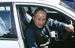 Новосибирск. Площадь в центре города напротив ГУМа. На площади стоит машина. Человек за рулём уже второй день сидит внутри автомобиля и не собирается выходить. В машине он уже провёл ночь, возможно, проведёт и следующую. В машине, которая ему не принадлежит.

Кто же он? Вор? Преступник? Почему его поддерживают обычные граждане и пресса? Почему его не задерживает милиция?

Давайте узнаем подробности этой истории, произошедшей на просторах нашей необъятной в 2002 году.

Компания «Пепси» решает провести рекламную акцию. Аттракцион неслыханной щедрости: на площади перед ГУМом стоит ларёк. Купи напиток – получи купон, который даёт тебе шанс выиграть целую Мицубиси Каризма! В её багажнике лежит бочонок с сотней ключей; один купон – один ключ, покупай Пепси и выигрывай!

Один из предприимчивых новосибирцев по имени Артём, купив на три тысячи рублей всевозможных напитков, получил 200 купонов и начал методично пробовать каждый ключ. Организаторы лишь тихонечко посмеивались – ну какой дурак положит туда настоящий ключ? И ежу понятно, что за два месяца проведения акции кто-то точно его бы вытащил, а машина на тот момент стоила 20 тысяч долларов!

Но какой-то дурак ключ, видимо, положил. Испробовав все ключи, молодой человек пошёл на второй заход. И... внезапно один из ключей открыл машину.

Тут менеджерам стало не до смеха. Моментально они обвинили Артёма в том, что он открыл дверь отмычкой. Он же, в свою очередь, закрыл и открыл машину ещё раз. Поняв по их лицам, что машину ему отдавать никто не собираается, молодой человек сел внутрь машины и закрыл дверь. Ошарашенные менеджеры просто… убежали, пообещав вернуться в течение суток.

Ну вы поняли? Всем вообще было наплевать на правила акции, по которым, между прочим, требовалось немедленно отдать машину победителю, если он откроет её одним из ключей.

Делать нечего – в ожидании представителей компании Артёму пришлось уютненько расположиться в машине, которая вроде как ещё была не его, но уже и не компании. Неравнодушные горожане оказали ему моральную поддержку и даже позвали репортёров.

На следующий день приехали представители компании и попросили ещё раз показать, как он открывает машину. Артём отказался выполнить их просьбу, сославшись на то, что уже два раза открывал машину вчера. Это дико взбесило их руководительницу по имени Татьяна. Она заартачилась и ни в какую не собиралась отдавать ему машину. После очередной перепалки Артём снова остался в машине один.

Вечером того же дня сотрудники автофирмы, предоставившие компании новенькую Каризму, приехали, чтобы забрать её на стоянку. Им молодой человек показал, что машину он открыть может, после чего поехал в полицию, чтобы написать на компанию «Пепси» заявление о мошенничестве.

Через несколько дней Артёма всё-таки вызвали в офис компании, чтобы торжественно вручить сертификат, подтверждающий то, что он выиграл эту машину. Правда, и тут попытались Мицубиси зажать – то на сертификате не было подписей, то подписи были не те… Хорошо, что молодой человек взял с собой юриста, который помог ему решить проблему и всё-таки забрать причитавшийся ему приз. И то, ещё месяц «Пепси» возилась с документами на машину.

P.S. Очень смешно, но та самая Татьяна уже после вручения приза сделала заявление в прессе, где сказала, что якобы «Артём является работником автосервиса», и он как-то там хитро «надавил ключом» так, что машина открылась, и вообще ключ к машине не подходил, а настоящий ключ лежал в бочонке. Лично мне совершенно неясно, зачем было идти на столь наглую ложь, особенно когда компания уже признала свою неправоту.

P.P.S. Вскоре «Пепси» провела ещё одну такую же акцию. Судя по тому, что скандалов не было, нужный ключик в этот раз всё-таки не положили. А жаль! Не каждый день, потратив 3 тысячи рублей (не считая услуги адвоката), выигрываешь машину за 20 тысяч долларов!

P.P.P.S. История сохранила для нас фото победителя)